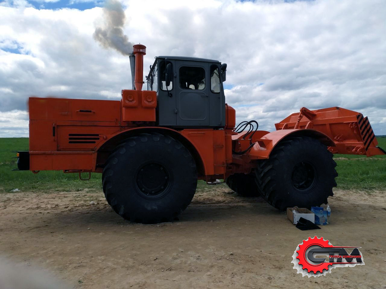 Трактор Кировец К-700 задний отвал навесное оборудование