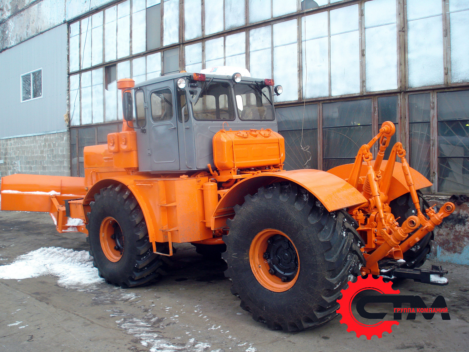 Кировец К-701 с передним отвалом