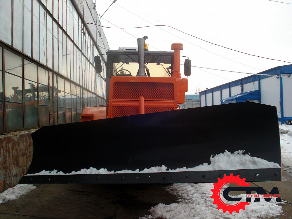 Кировец К-701 с передним отвалом