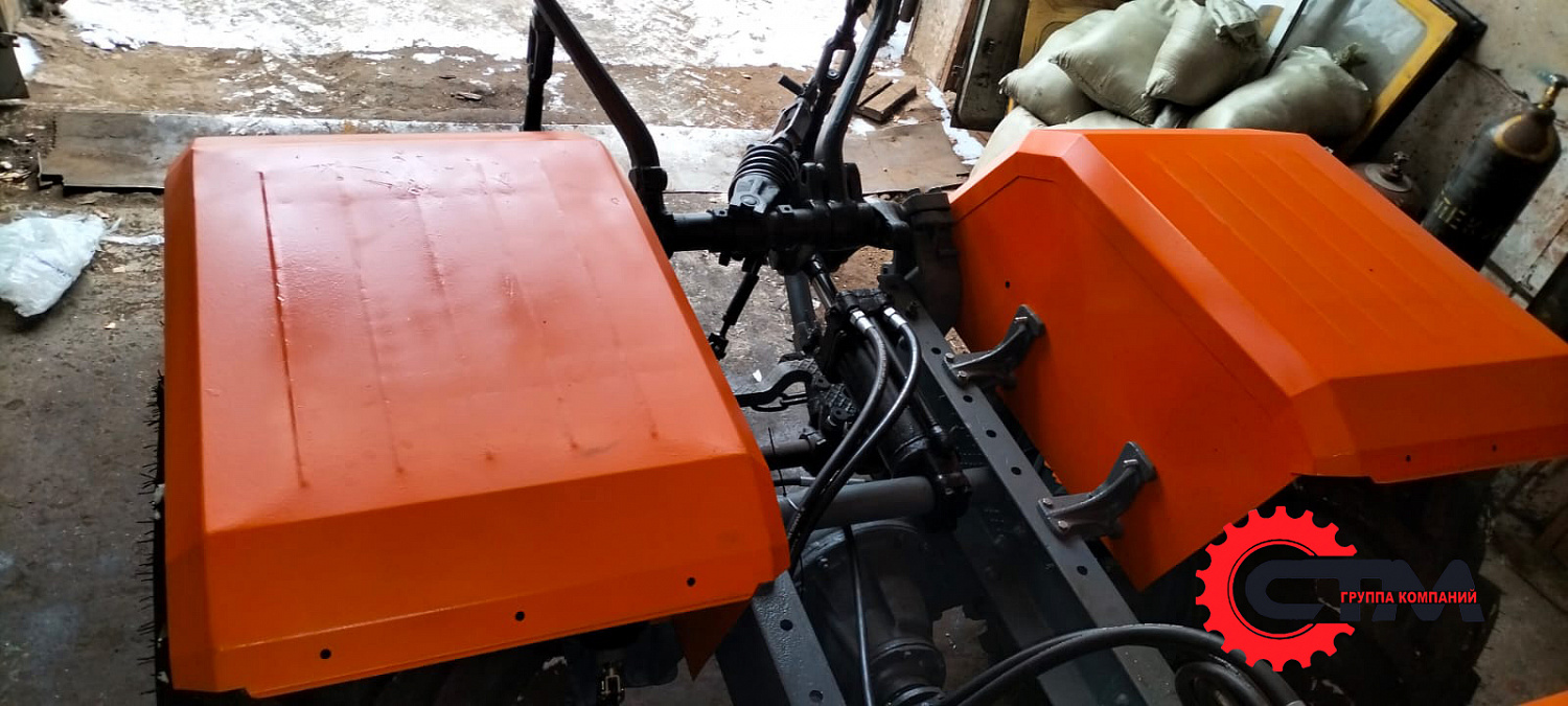 Трактор Т-150 с отвалом. Оранжевый.