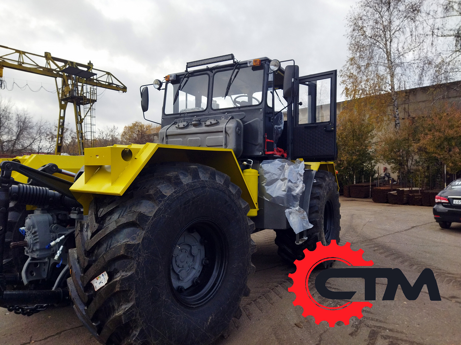 Трактор Кировец К-700 с фрезероторным снегоочистителем ФРС-3.2