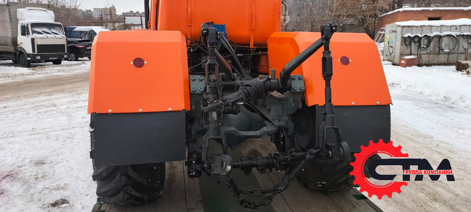 Трактор Т-150 с отвалом. Оранжевый.
