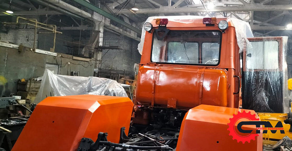 Трактор Т-150 с отвалом. Оранжевый.